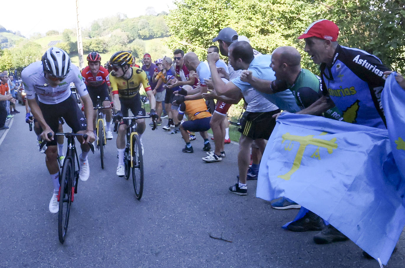 Las imágenes que deja la Vuelta Ciclista en su etapa de Pola de Allande