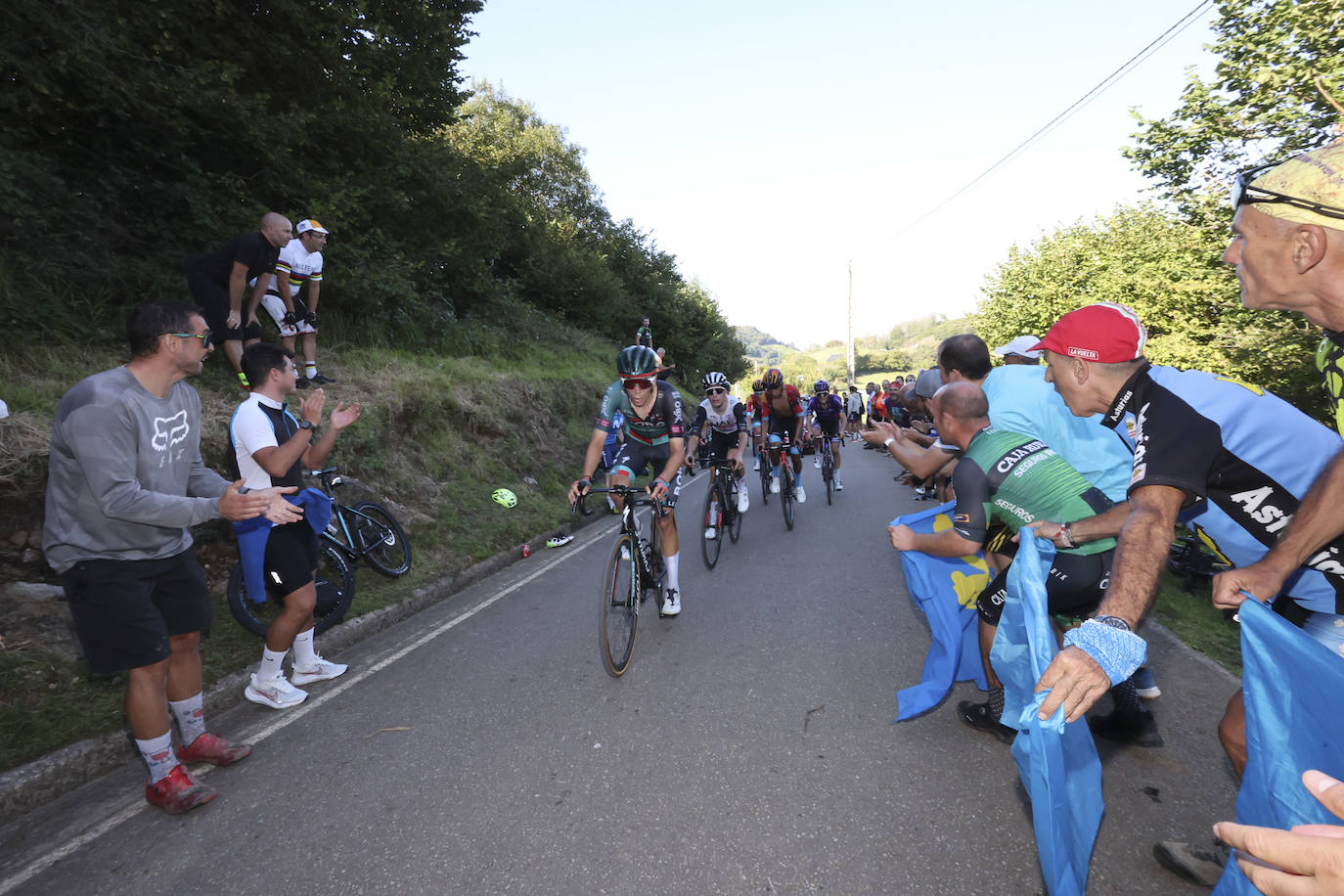 Las imágenes que deja la Vuelta Ciclista en su etapa de Pola de Allande