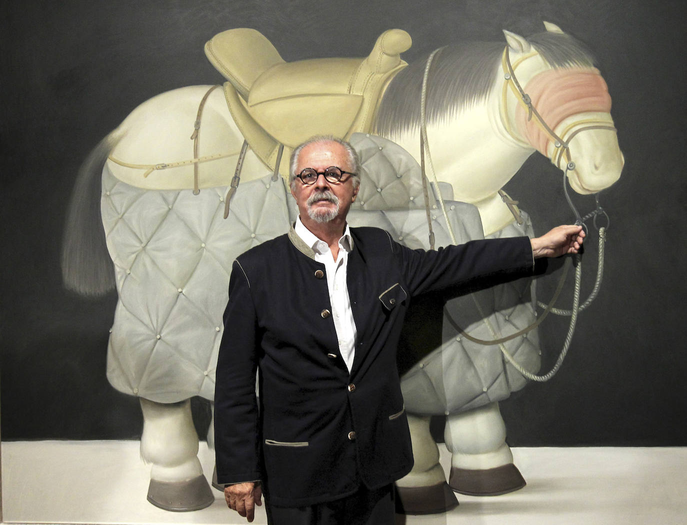 Fernando Botero posa frente a 'Caballo de picador, 1992'
