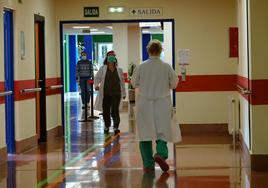 Dos facultativas, en el interior del hospital de Arriondas, de referencia para el oriente asturiano.