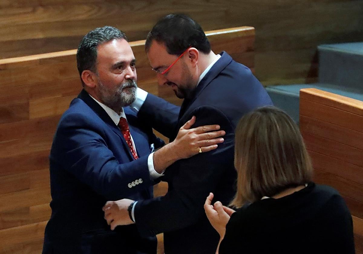 Adrián Barbón da la enhorabuena a Ricardo Fernández.