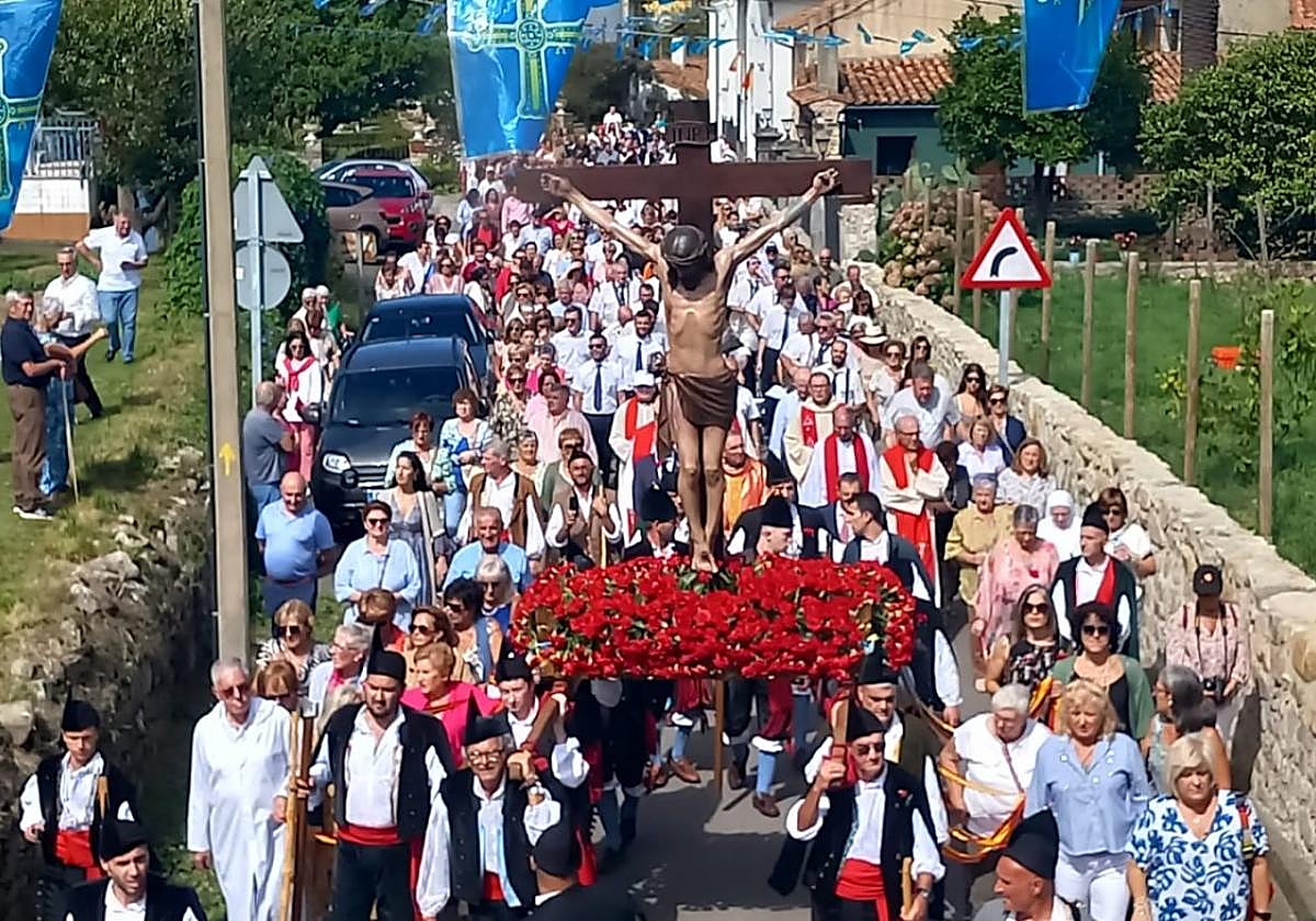 Una multitud de fieles y devotos recorrió la localidad de Nueva tras la imagen del Cristo del Amparo.
