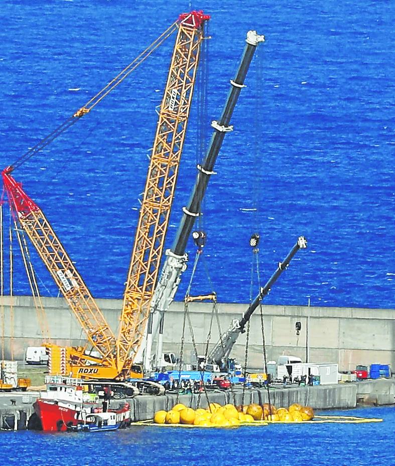 Dos grúas de grandes dimensiones iniciaron ayer el izado del barco en el dique Romualdo Alvargonzález.