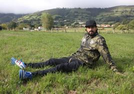 Borja Alcázar, en el solar de El Carabiegu, en Sariego, donde levantará el restaurante Señaldá.