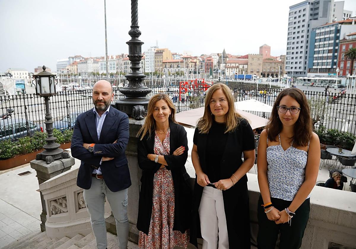 Diego Oliveira (EL COMERCIO), Paula Díaz-Caneja (Alimerka), Begoña López (Principado de Asturias) y Jessica M. Puga (EL COMERCIO), en la sede del decano de la prensa asturiana, tras decidir los ganadores de los III Premios Agroalimentarios de Asturias.