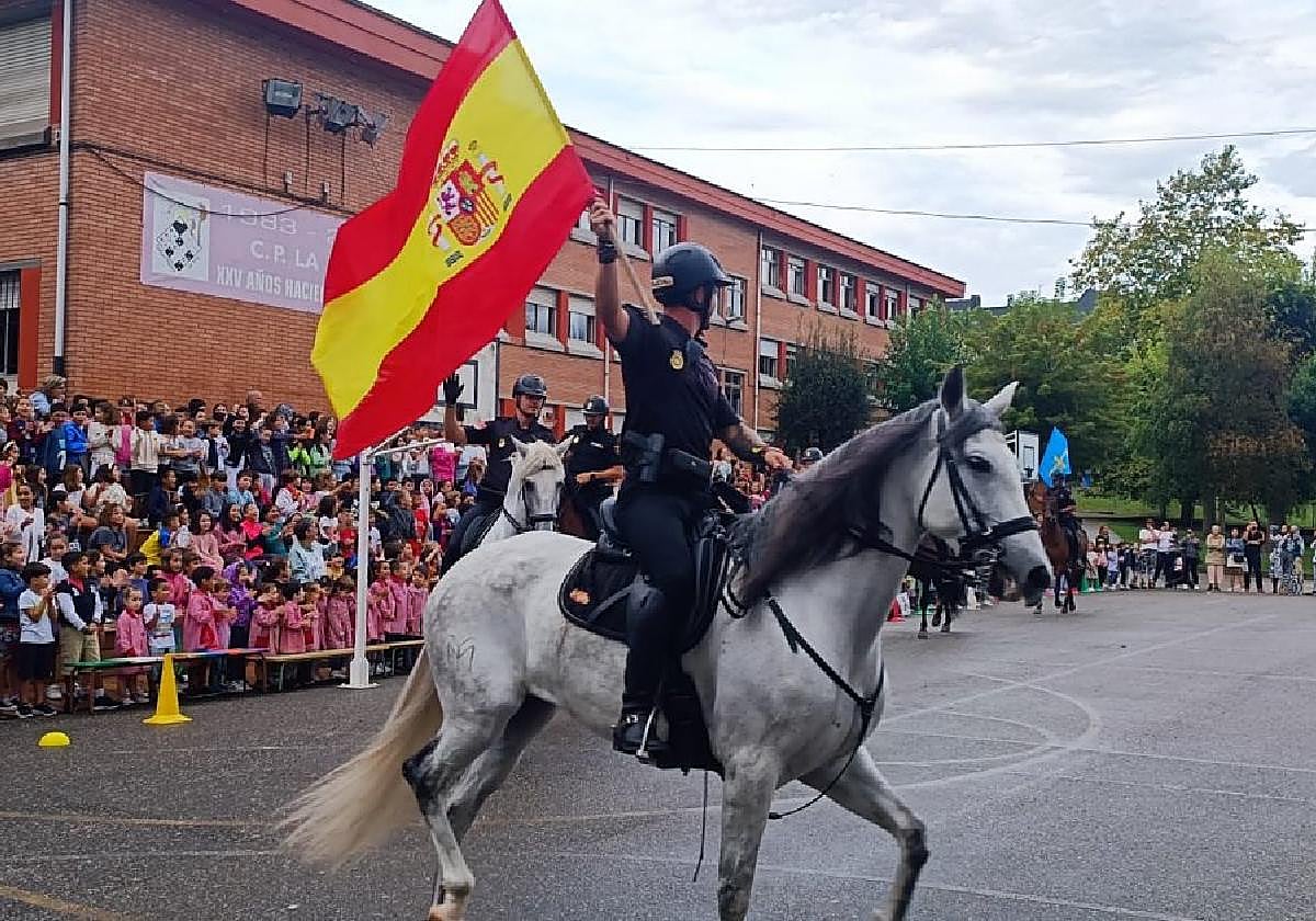 La Unidad de Caballería de la Policía Nacional en La Ería