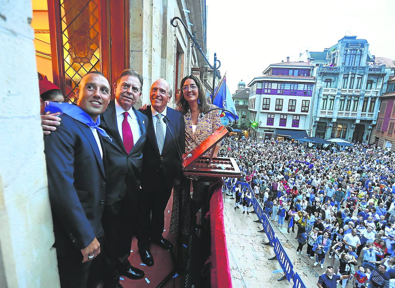 El pregonero Luis Fernández-Vega, tercero por la izquierda, y Santi Cazorla, encargado del chupinazo, con el alcalde y Covadonga Díaz.