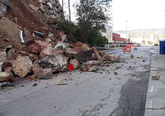 La pasada noche se produjo un derrumbe de parte del muro de contención del nuevo vial de Valnalón