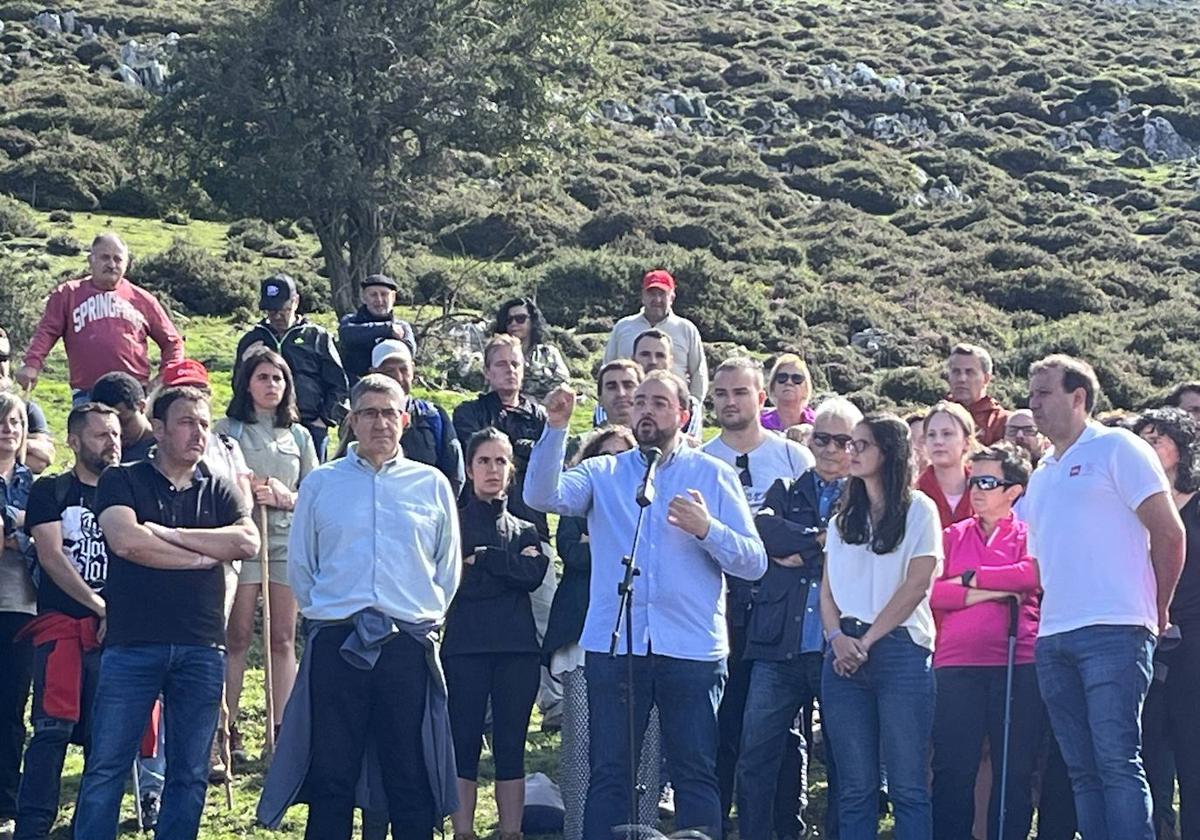 Patxi López y Adrián Barbón, en el acto de homenaje a las víctimas del Pozu Funeres.