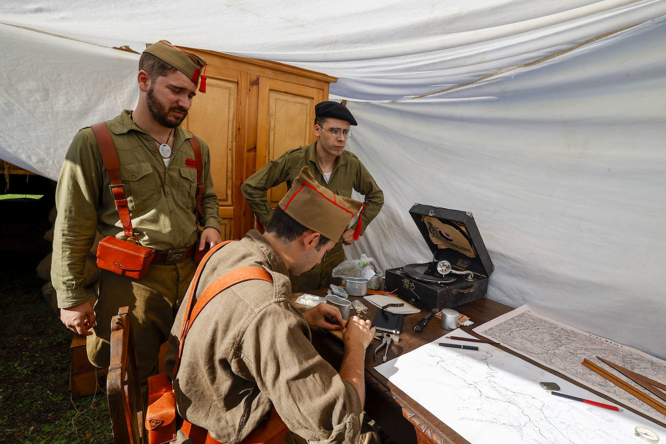 Un viaje a las trincheras para no olvidar la dureza de la Guerra Civil