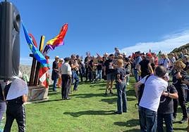 Acto de homenaje antisfascista en el Alto de la Tornería, en Llanes.