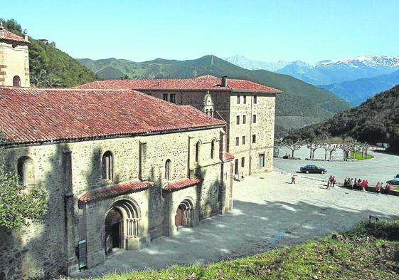 Monasterio de Santo Toribio de Liébana, en Cantabria. La Puerta del Perdón, cerrada con candado tras el Año Santo Lebaniego.Vista exterior de la puerta, a la que acuden miles de peregrinos.