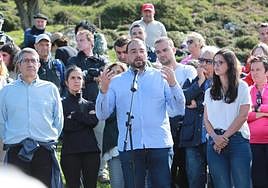 Barbón, flanqueado por Patxi López y Olaya Rosell, durante su intervención en el homenaje a las víctimas de Funeres.