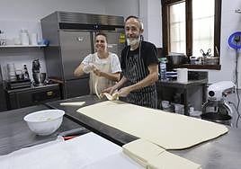 Innovación. María Aparicio y Simone Colla, en la cocina de la pastelería, preparan la masa que utilizarán para elaborar cruasanes.