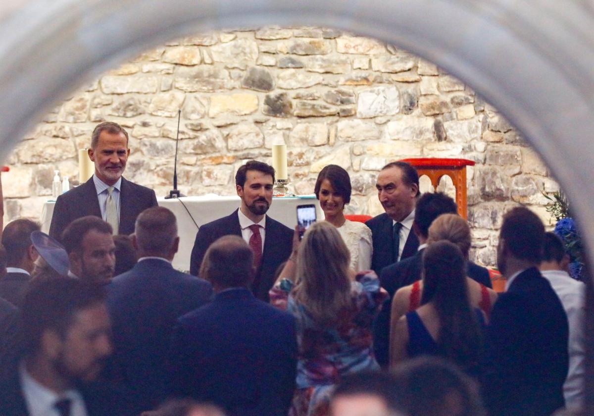 El Rey, en el altar junto a los novios en la iglesia de Deva.