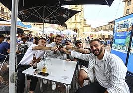 Un grupo de amigos en las casetas hosteleras de El Antiguo, ayer.