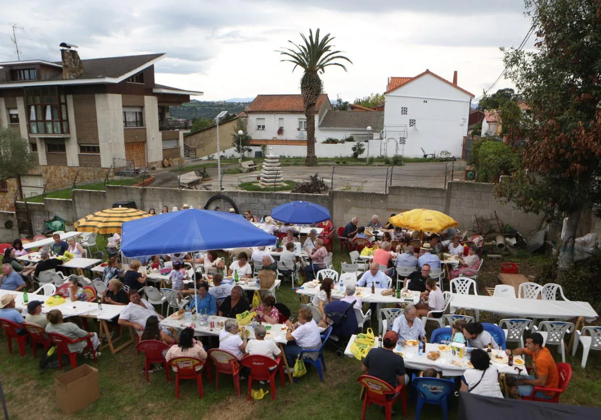 Comida en la calle en Fitoria por el 75 aniversario | El Comercio: Diario  de Asturias