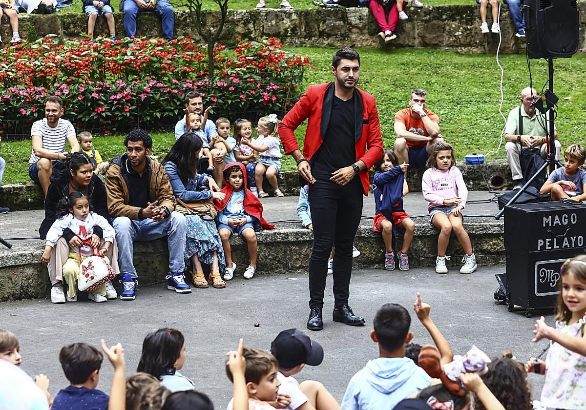 Espectáculo del Mago Pelayo en el Campo San Francisco.