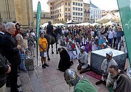La comitiva del rey Alfonso II se arrodilla ante el deán de la Catedral, Benito Gallego, a su llegada a la plaza con las reliquias.