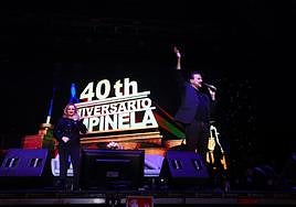 Pimpinela, ayer sobre el escenario de La Ería para celebrar sus cuarenta años de carrera.