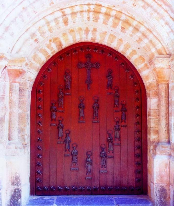 Imagen secundaria 2 - 1.- La Puerta del Perdón, cerrada con candado tras el Año Santo Lebaniego; 2.-El valle de Liébana, desde Santo Toribio; 3.- Vista exterior de la puerta, a la que acuden miles de peregrinos.