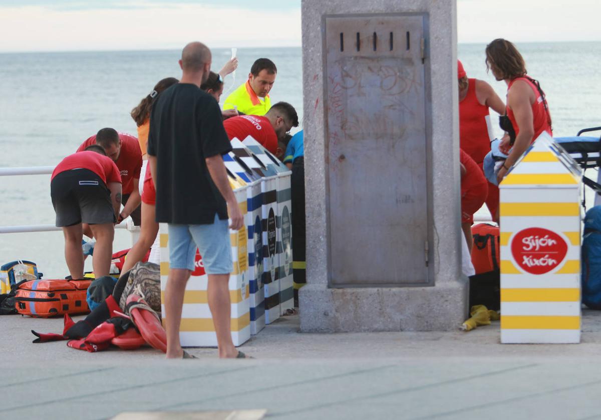 Atención de emergencia en Gijón a un bebé de dos meses que entró en parada en La Escalerona