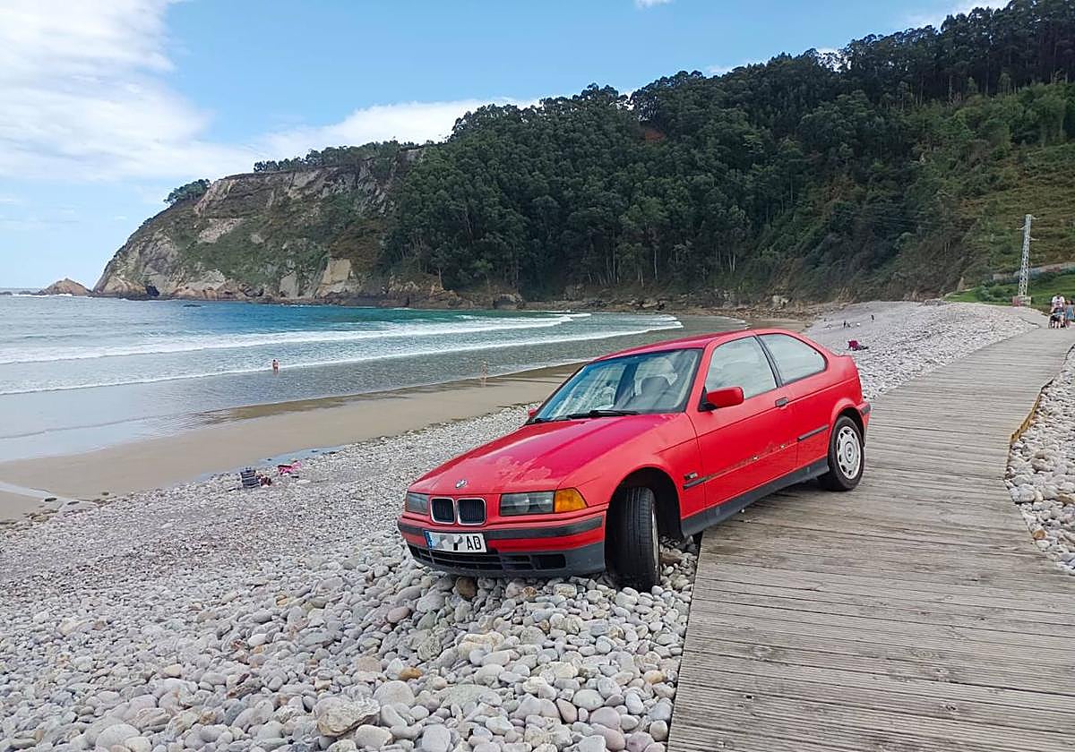 El vehículo quedó atascado en el pedregal de la playa justo donde la pasarela tiene una curva.