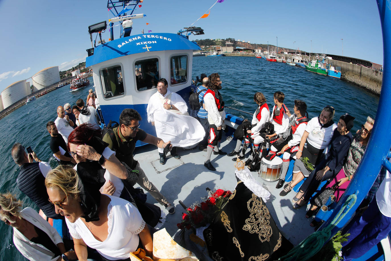 Procesión marinera en Gijón para recordar a los que ya no están