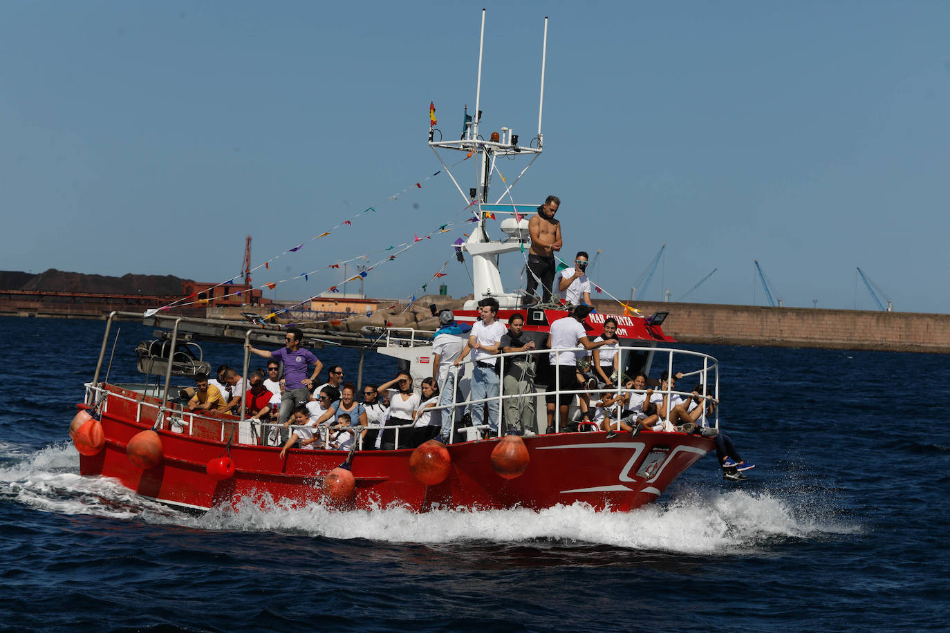 Procesión marinera en Gijón para recordar a los que ya no están