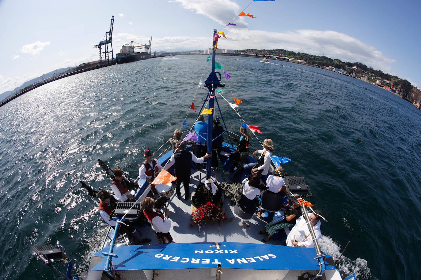 Procesión marinera en Gijón para recordar a los que ya no están