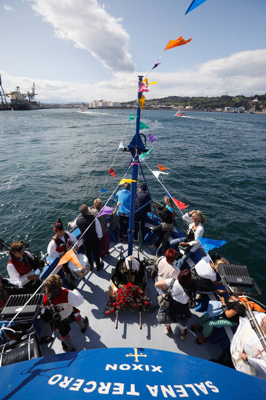 Procesión marinera en Gijón para recordar a los que ya no están