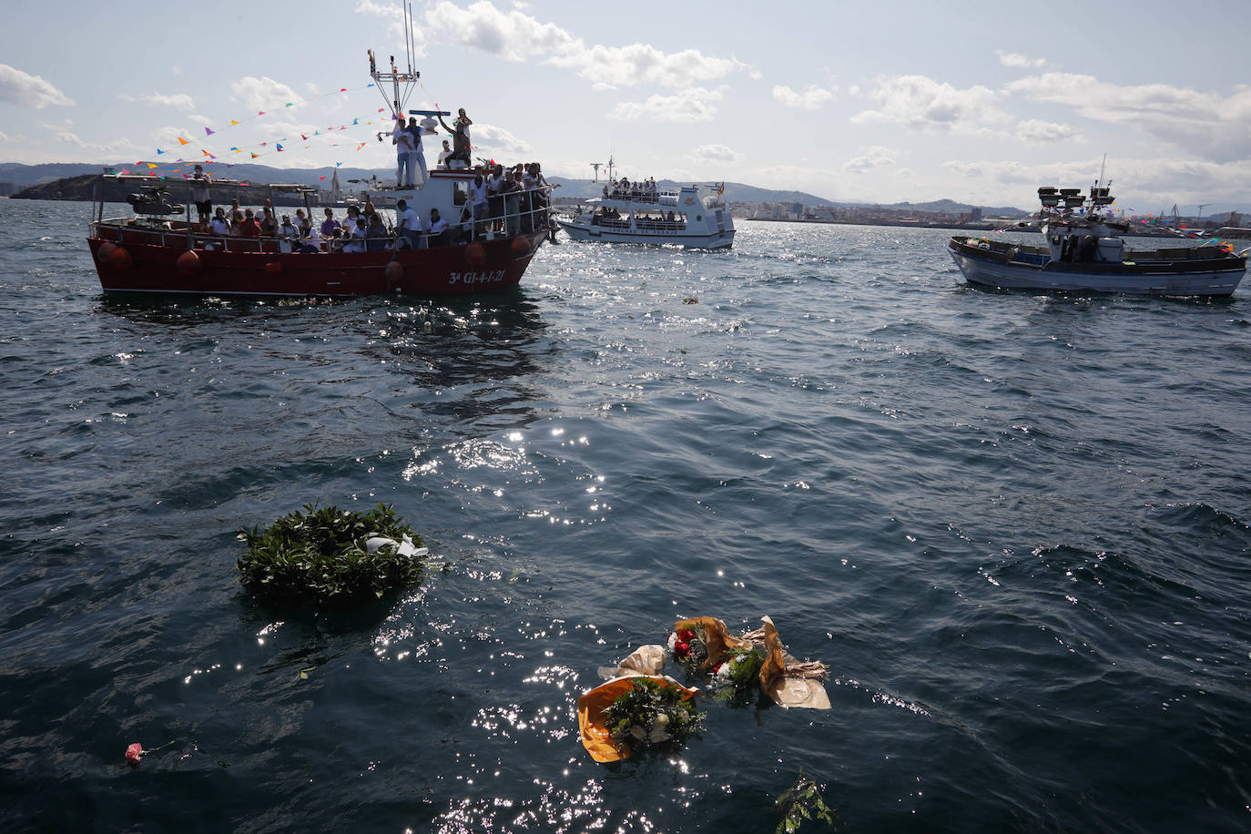 Procesión marinera en Gijón para recordar a los que ya no están