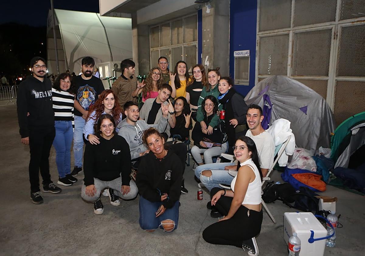 El grupo de amigos, de todas partes de España, unidos por su seguimiento a Melendi.