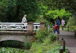 Visitantes en el Jardín Botánico Atlántico de Gijón.