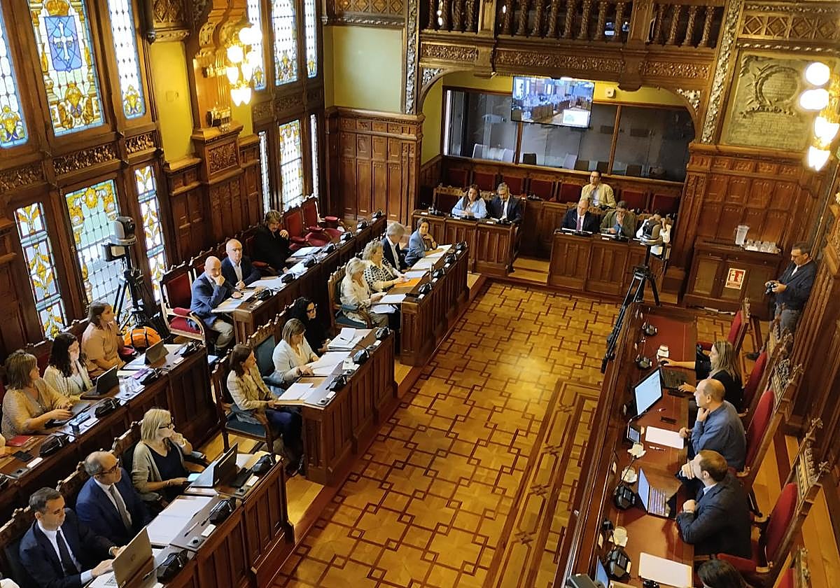 Junta General del Principado, este lunes, donde compareció la vicepresidenta y consejera de Presidencia, Reto Demográfico, Igualdad y Turismo, Gimena Llamedo.