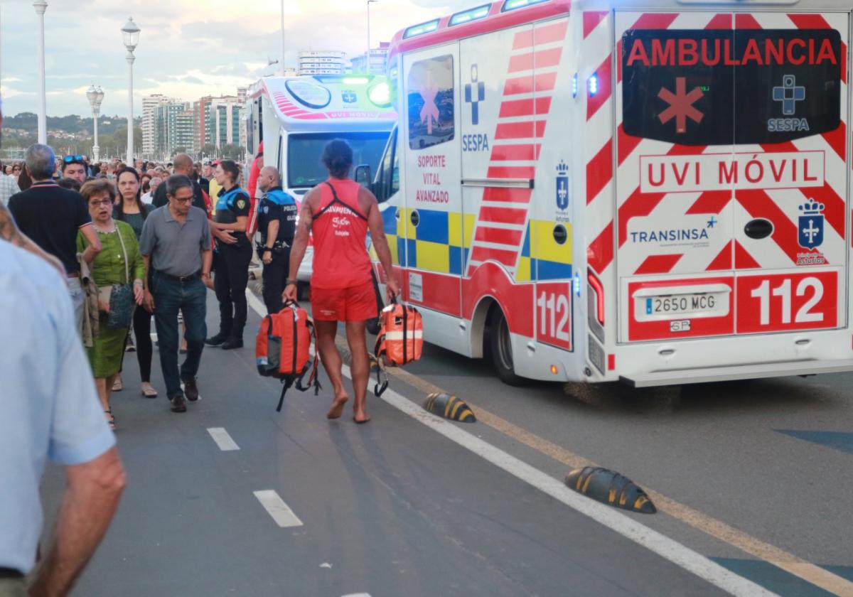 Dos UVI móvil, efectivos de Salvamento y la Policía Local en La Escalerona, el pasado domingo por la tarde.