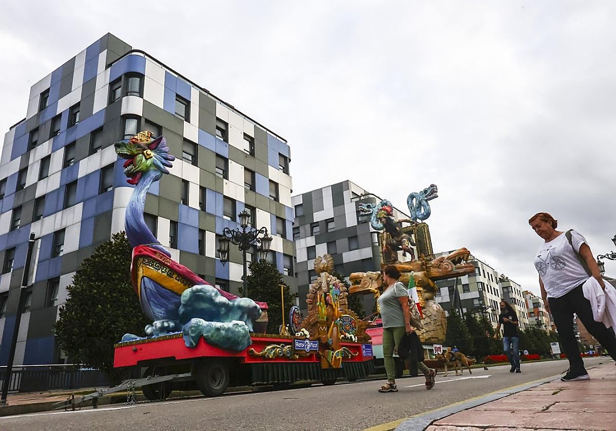 Las carrozas ya preparadas en la Losa para desfilar hoy.