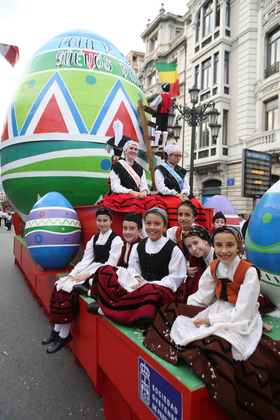 Todas las imágenes del desfile del Día de América en Oviedo