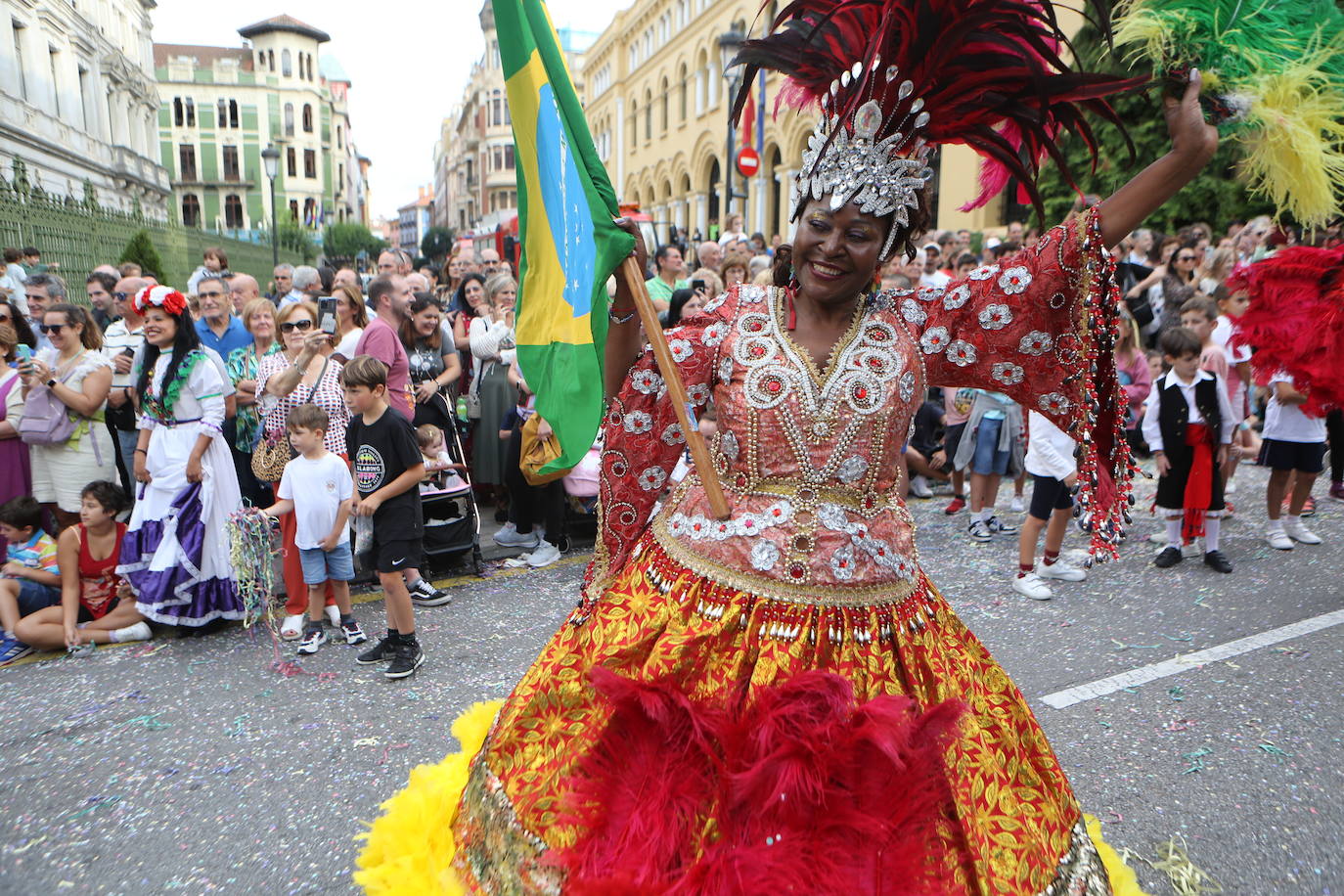 Todas las imágenes del desfile del Día de América en Oviedo