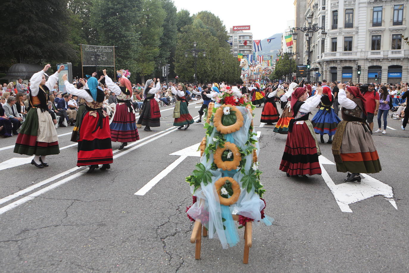 Todas las imágenes del desfile del Día de América en Oviedo