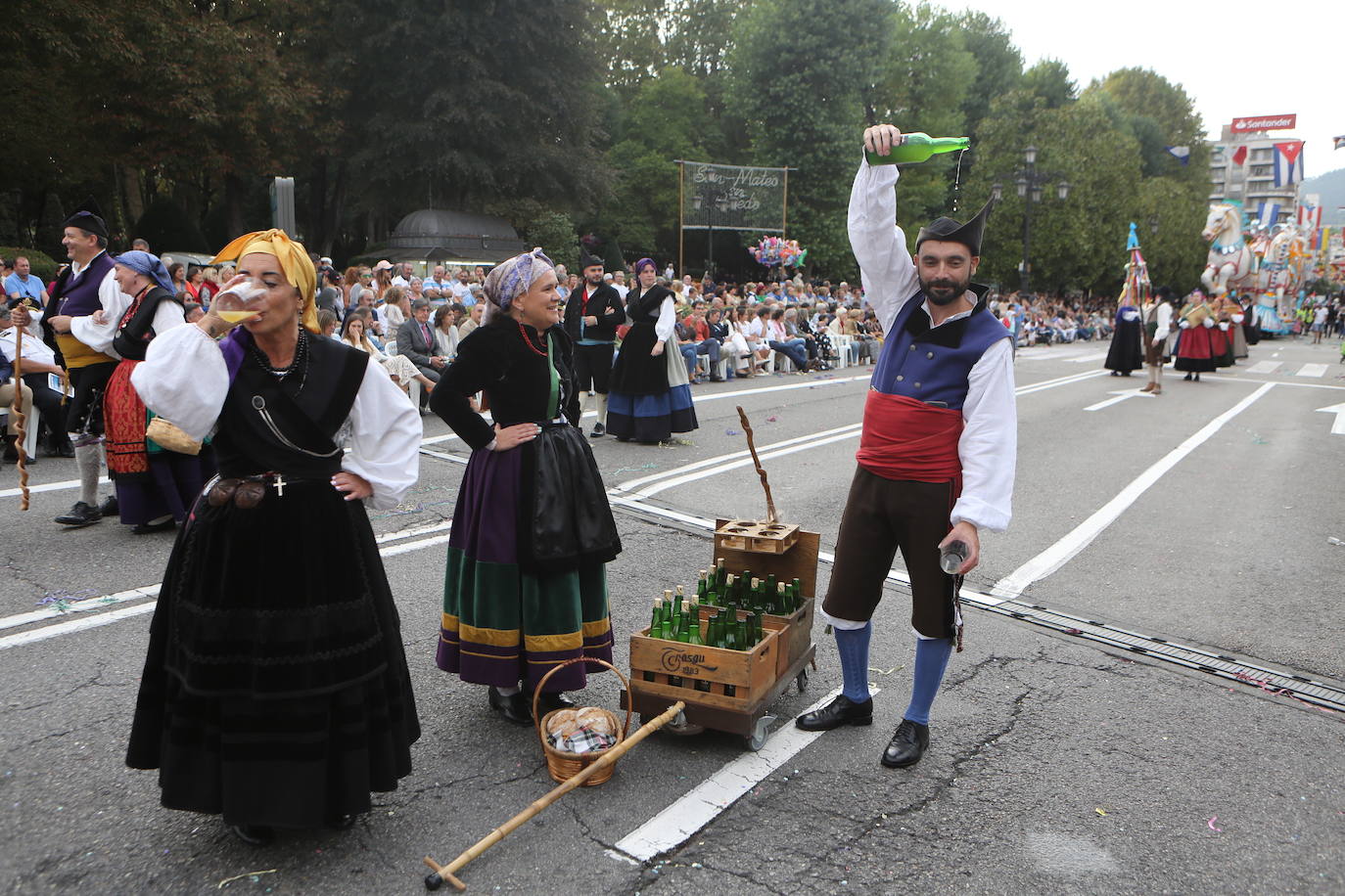 Todas las imágenes del desfile del Día de América en Oviedo