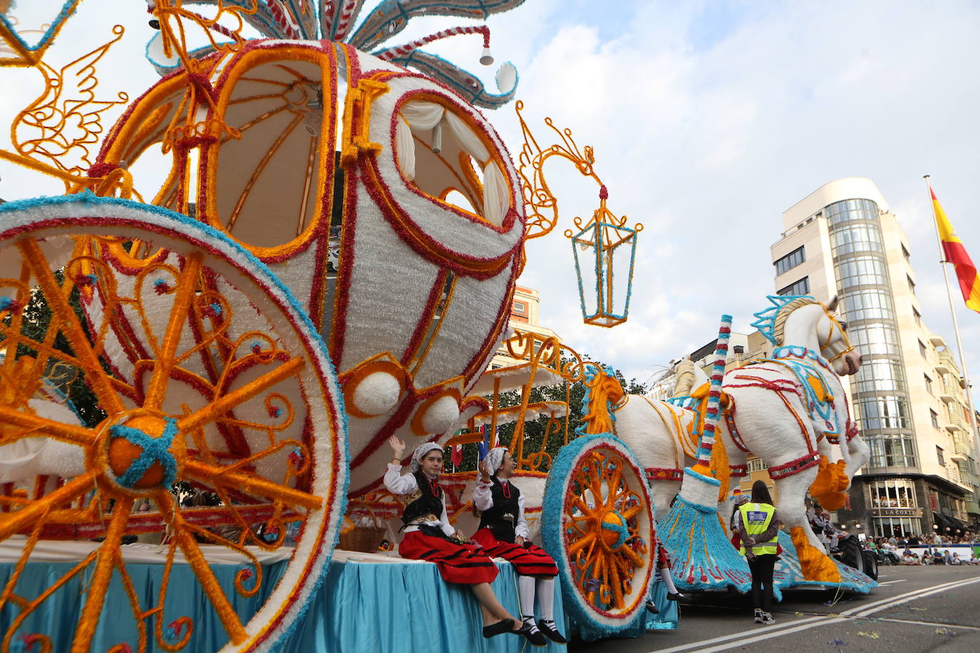 Todas las imágenes del desfile del Día de América en Oviedo