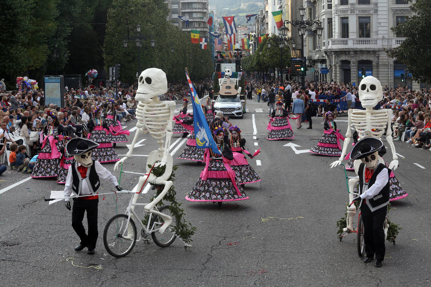 Todas las imágenes del desfile del Día de América en Oviedo