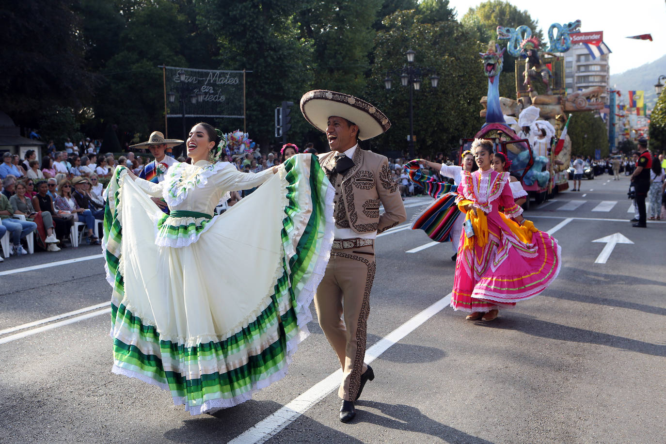 Todas las imágenes del desfile del Día de América en Oviedo