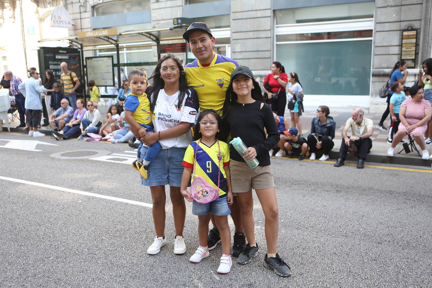 Todas las imágenes del desfile del Día de América en Oviedo