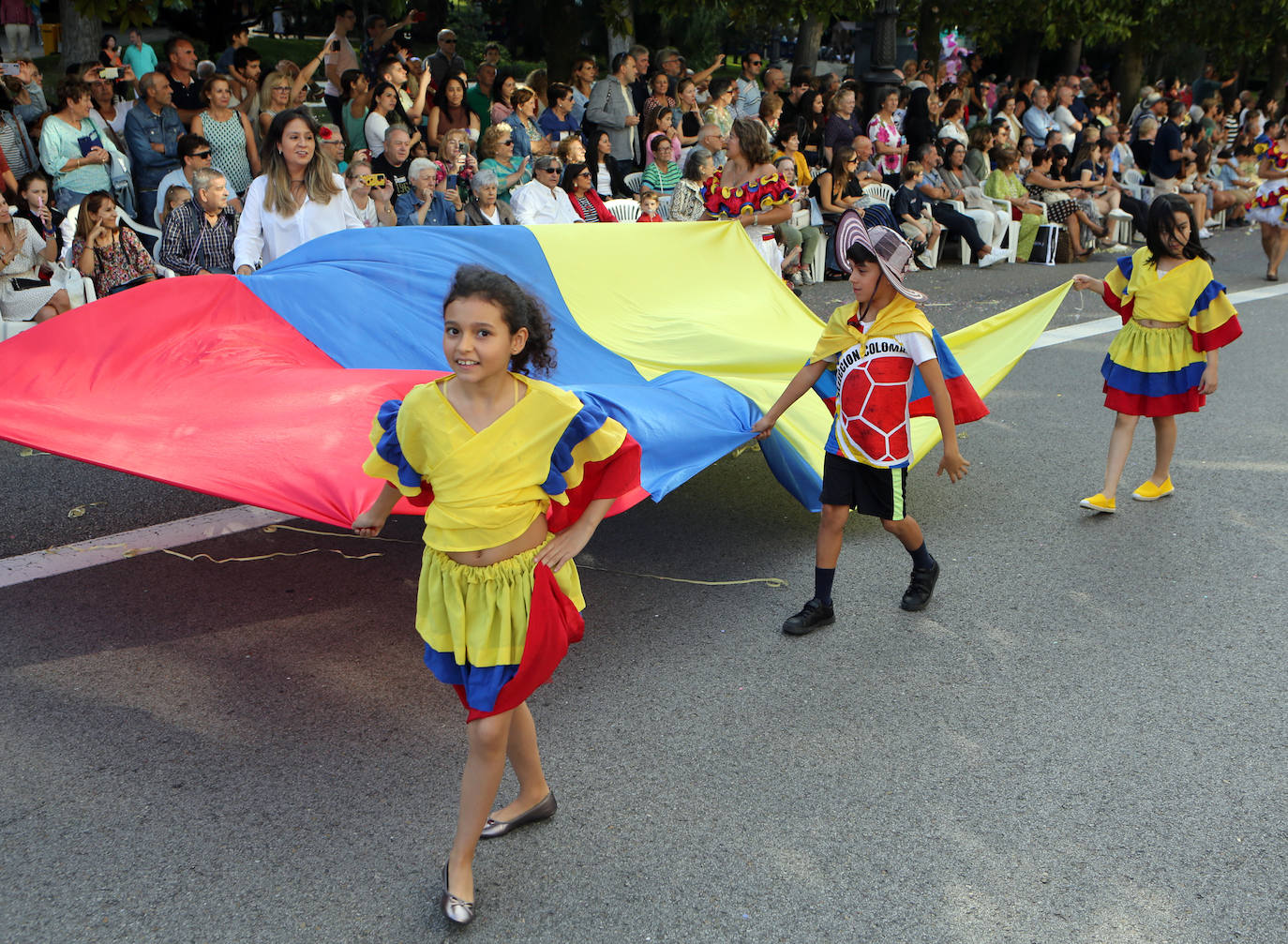 Todas las imágenes del desfile del Día de América en Oviedo