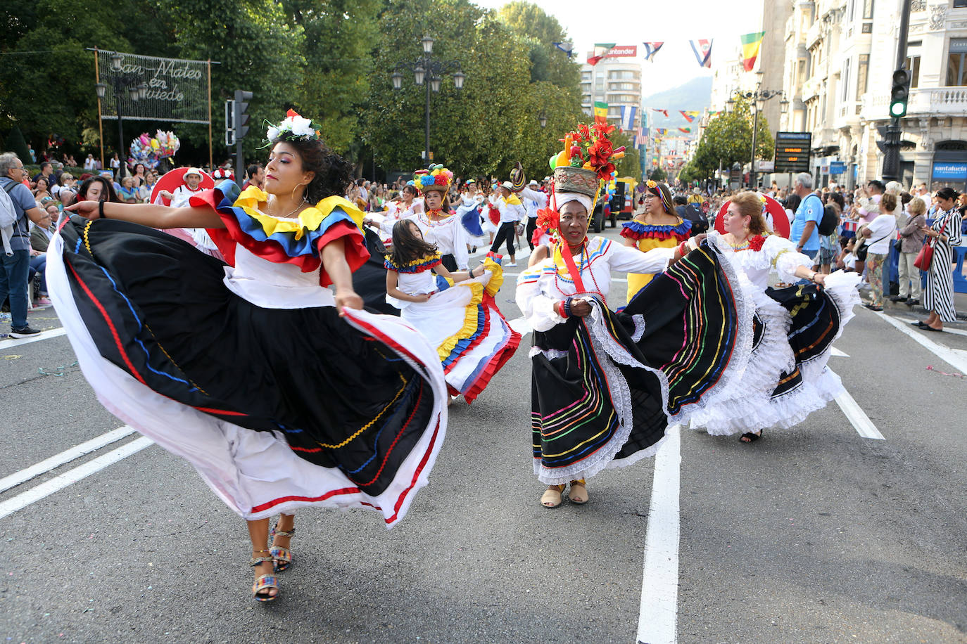 Todas las imágenes del desfile del Día de América en Oviedo