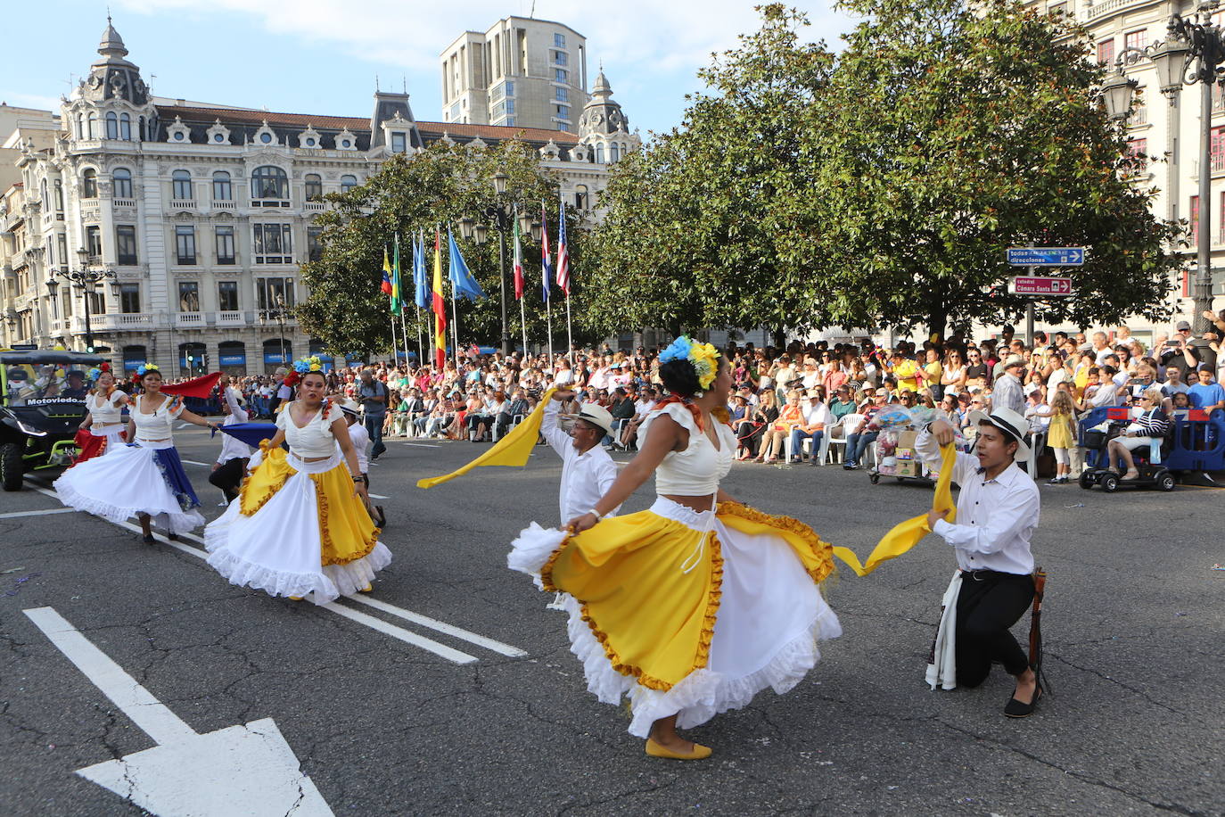 Todas las imágenes del desfile del Día de América en Oviedo