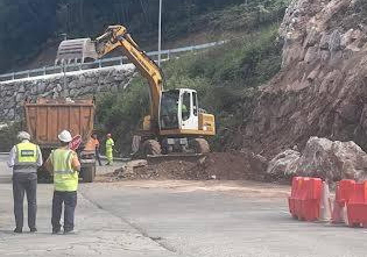 Trabajos que se desarrollaron en el día de ayer en la zona del derrumbe del nuevo vial de Valnalón.