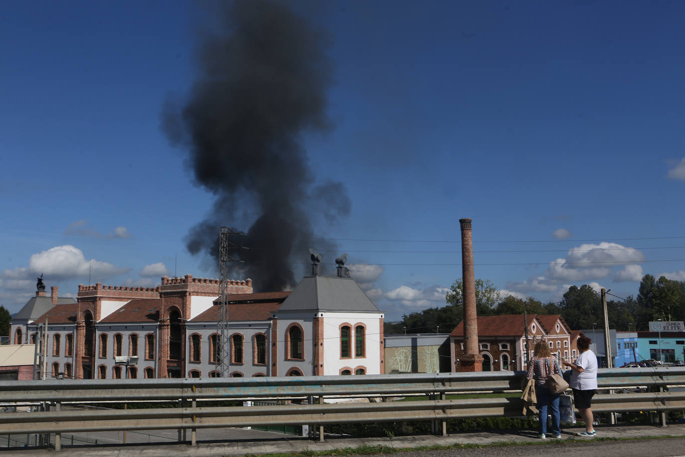 Voraz incendio en un polígono en Siero